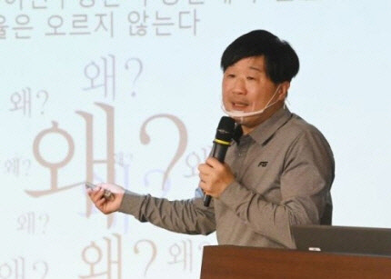 서민 단국대학교 교수가 11일 오전 서울 여의도 국회 의원회관에서 열린 국민의힘 초선모임인 '명불허전 보수다'에서 야당의 길을 주제로 강연하고 있다. [연합뉴스]
